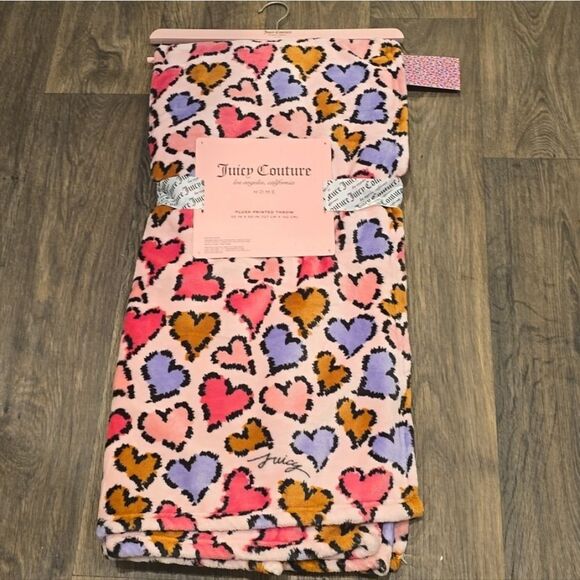 Juicy Couture Home Plush Heart Printed Throw Blanket - Picture 5 of 7
